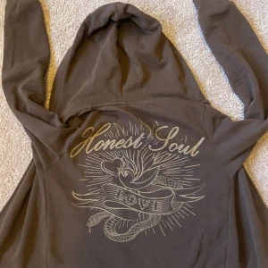 ascool hoodie (y2k?) - säljer denna zip up hoodie köpt på h&m för ca 1,5 år sedan! har använts fåtal gånger. verkligen så cool men tyvärr inte min stil längre😭 den är lite kortare än vanliga hoodies men sååå snyggt stylat med ett linne. storlek S men tight så passar xs också. 