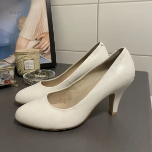 Klackar vagabond  - Vita klackar från vagabond! Bra skick, strl 37. Säljes då de inte kommer till användning! 