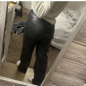 Skinnbyxor från madlady - Svarta slutsålda skinnbyxor från madlady i storlek M, jätte bra skick 