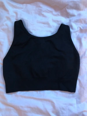 Jättesnygg träningstopp  - En ny svart träningstopp från kay/Day köptes i somras och är aldrig använd