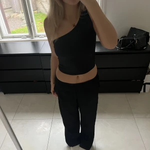 Topp - Så snygg Festtopp med en Axel❤️