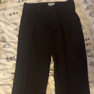Lågmidjade Kostymbyxor - Aldrig använda då jag tycker dom är lite för stora Bra skick 