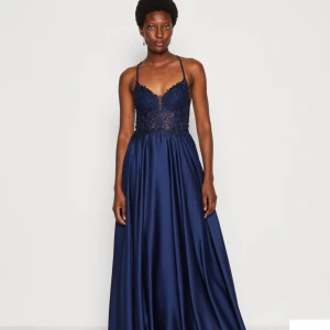 Balklänning !!!!! TINGAD !!!!! - Säljer denna fina balklänningen som är använd en gång innan vid ett speciellt tillfälle. Liten i storlek, detta är en storlek 42 och passar mig som har mellan S och M.  Köpt på zalando från märket mascara. Nypris är 3015 kr, och jag säljer den nu för 1400