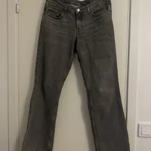 Ett par super snygga jeans från weekday. Modell arrow low straight jeans. Storlek 30/32.