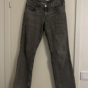 Lågmidjade jeans  - Ett par super snygga jeans från weekday. Modell arrow low straight jeans. Storlek 30/32.
