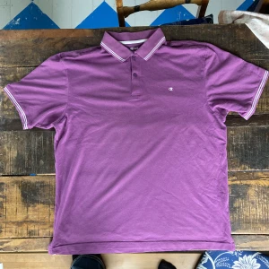 Oversize Lila Champion Pikétröja - Asskön lila Champion tröja som jag älskar men inte kan använda längre för ja inte har några byxor som passar…. 