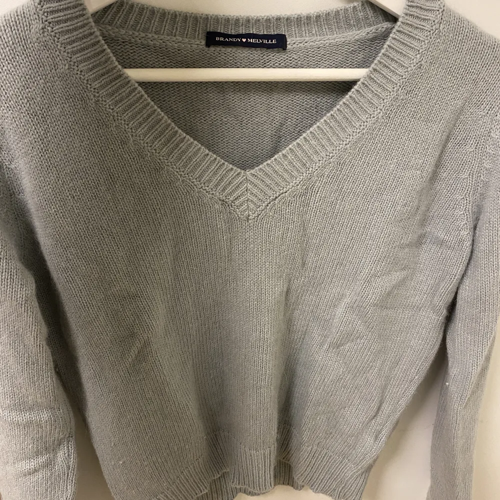 Stickad tröja från bröndy melville i ull så perfekt nu till vintern💕 det syns dåligt på bilden men färgen är mer grön. Säljer då den ej kommer till användning, endast använd en gång💘. Tröjor & Koftor.