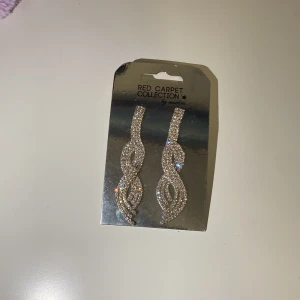Diamant örhängen  - Super fina örhängen från Ur&penn kostade 179kr nya. Ej äkta silver, baksidan är silver färgat❤️