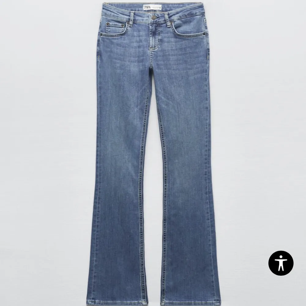 Säljer mina zara jeans då dem är för långa på mig, dem är lowwaist modellen och finns inte att köpa längre, skulle dock säga att dem sitter lite högre upp! Har ett litet hål längst ner men syns knappt💘. Jeans & Byxor.