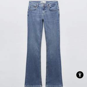 Säljer mina zara jeans då dem är för långa på mig, dem är lowwaist modellen och finns inte att köpa längre, skulle dock säga att dem sitter lite högre upp! Har ett litet hål längst ner men syns knappt💘