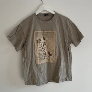 T- shirt med tryck - T-shirt med coolt tryck. Knappt använd. 