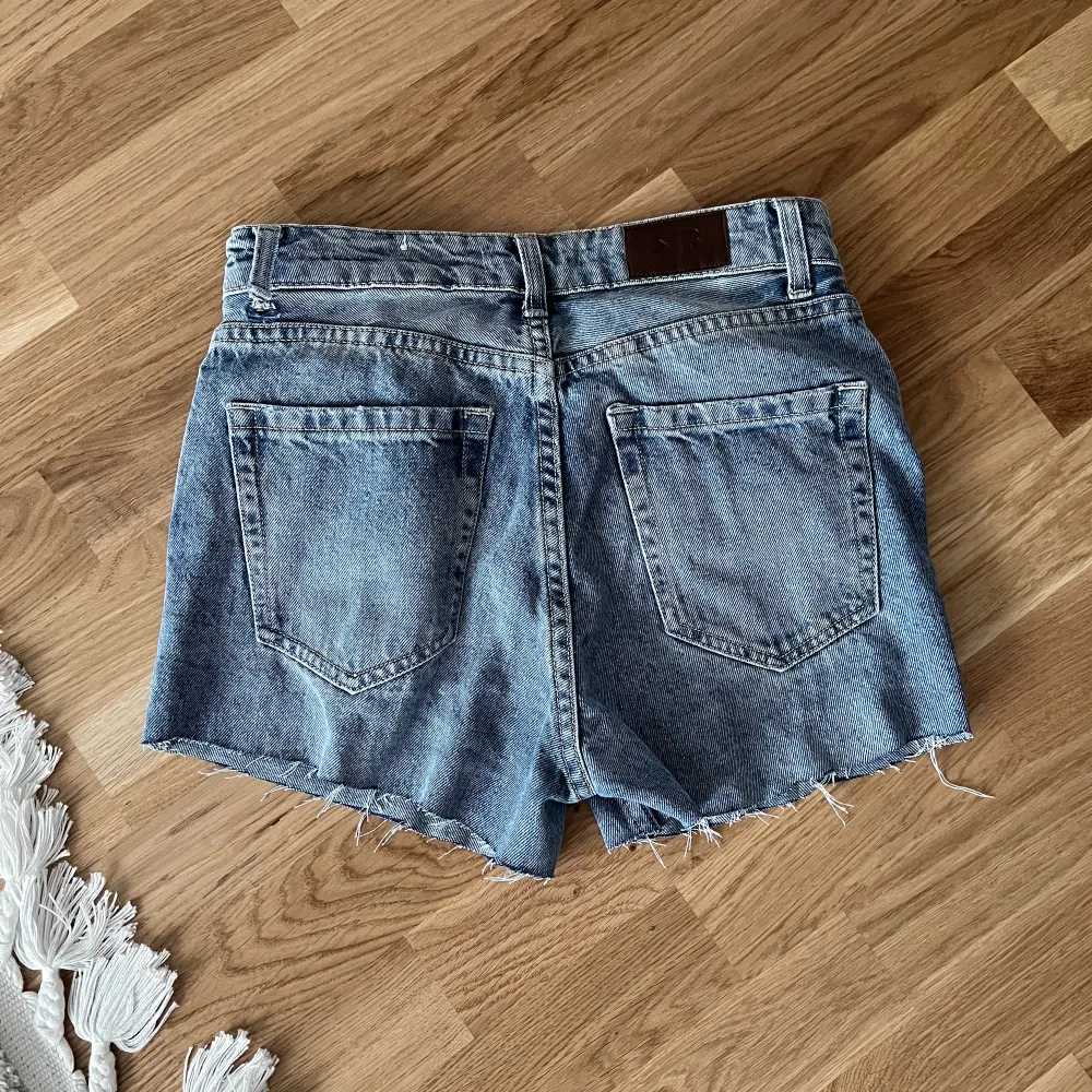 Säljer dessa jeansshortsen som är avklippta från ett par Strandivarius jeans. Säljer då dom inte passar. Jeansen har en liten skada som syns på tredje bilden. Inget som syns mycket i verkligheten. Köparen står för frakten, pris kan diskuteras🩷. Shorts.