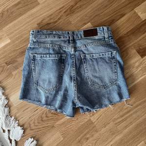 Säljer dessa jeansshortsen som är avklippta från ett par Strandivarius jeans. Säljer då dom inte passar. Jeansen har en liten skada som syns på tredje bilden. Inget som syns mycket i verkligheten. Köparen står för frakten, pris kan diskuteras🩷