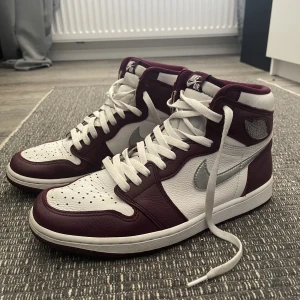 Jordan 1 bordeaux  - Jordan highs i storlek 43, Använda men i bra skick 7/10, boxen och original vinröda skosnören hänger med