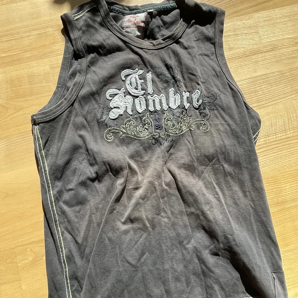 Linne med texten ”El Hombre”! Supercoolt och perfekt för sommaren! . T-shirts.