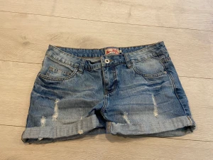 Jeansshorts  - Från djur- och rökfritt hem. Se gärna mina andra annonser. 