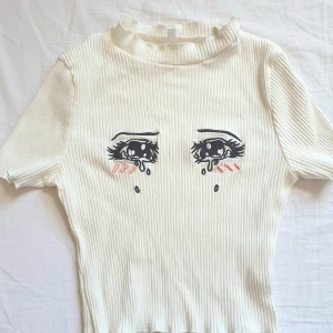 Tröja med anime ögon - Jättesöt tröja med broderade anime/manga ögon på framsidan. Aldrig använd då den är lite för liten för mig :( ♡