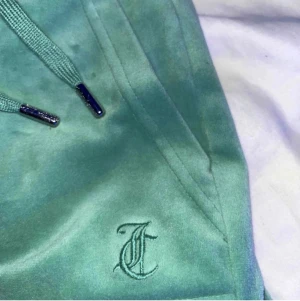 Juicy byxor - Säljer mina juicy byxor efter dom att den va en storlek för stor för mig, endast provade, startbud 500 kr