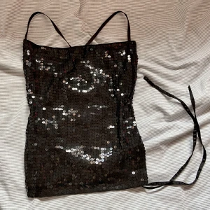 Paljettopp  - Snygg topp till fest som är öppen i ryggen🖤🩶 passar S