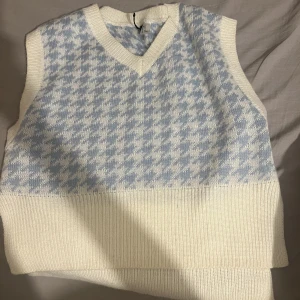 Ljusblå/Vit stickad tröja🤍 - Storlek XS Passar i S, köpt i H&M, använts 2 gånger (ish).  