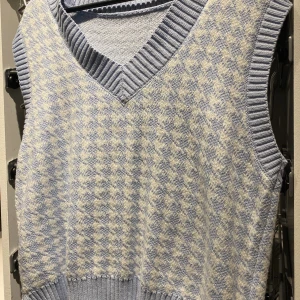 Stickad vest  - Blå/vit stickad vest, nyskick. Den är lagom oversized på mig som har XS. Vet inte nypris.