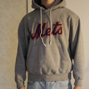 Vintage Nike Mets Hoodie - Tröjan är storlek M, bra passform och bekväm den är dock lite kort på mig (185). Skick är 8/10 den är använd men väl omhändertagen. Skicka gärna ett medelande för frågor och/eller fler bilder på plagget.