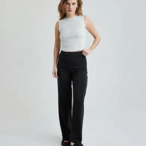 Bikbok byxor - Säljer dessa byxor från bikbok, dem ä kostymbyxor liknande, väldigt sköna, ger en fin figur💙 köpta för 399kr, säljer för 120kr