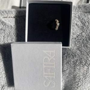 Vacker ring med stjärnor från Safira! Kommer ej till användning längre. (Se skick på bilder- annars be om fler)💓👍🏻😀  925 sterling silver med guldplättering och fina strasstenar. Nypris: ca. 549kr