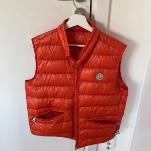 Moncler Gui - Säljer denna Moncler Gui i Storlek 3 som motsvarar M/L. Med västen medföljer tags och dustbag från butiksköp. Västen kommer i använt skick men utan några flaws. 9/10  Pris: 3250kr eller bud  Frakt eller mötas Sthlm/Norrtälje