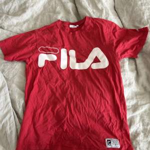 Röd T-shirt från Fila 