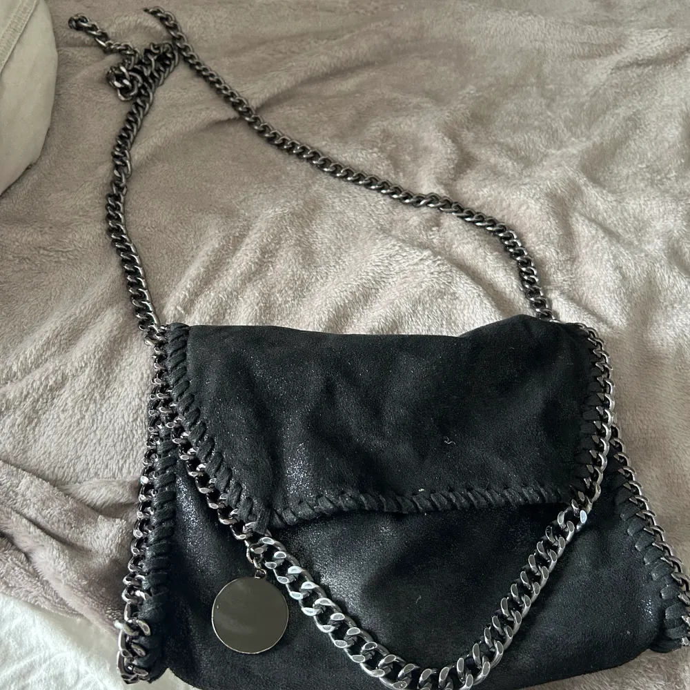 Säljer min sparsamt använda svarta Stella McCartney liknande väska då den inte kommer till användning längre❤️nypris 500. Inga defekter . Väskor.