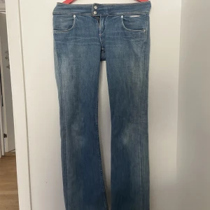 Vintage LEVIS Jeans  - Säljer mina lågmidjade vintage Levis jeans, köpta secondhand i Frankrike! Passar mig tyvärr inte längre! Lite slitage längst ner (bild 3). Exklusive frakt. (Pris går att diskutera) 