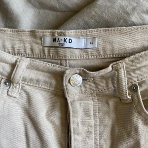 Raka jeans  - Raka beiga jeans från nakd. Aningen korta på mig som är 171cm. Annars huuur fina som helst, lite lite lite baggy i modellen om man inte har en större rumpa