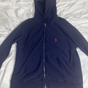 Ralph lauren hoodie - För liten för mig Darför säljer jag Skick 9/10 Ny pris ca 1400 Storlek L men sitter som M
