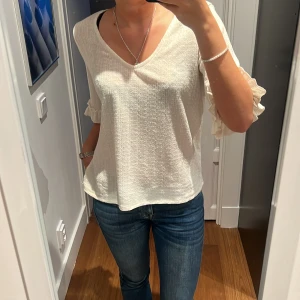 Trekvartsärmand tröja  - Så söt trekvartsärmad tröja, prefekt till sommaren. Använd ett få tal gånger. Köpt i Spanien. Inga defekter. Massar S, M och L. Köparen står för frakt.