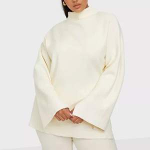 Jättesnygg och härlig vit oversized stickad tröja från Biancas kollektion med Nelly.com.  Tröjan är knappt använd.