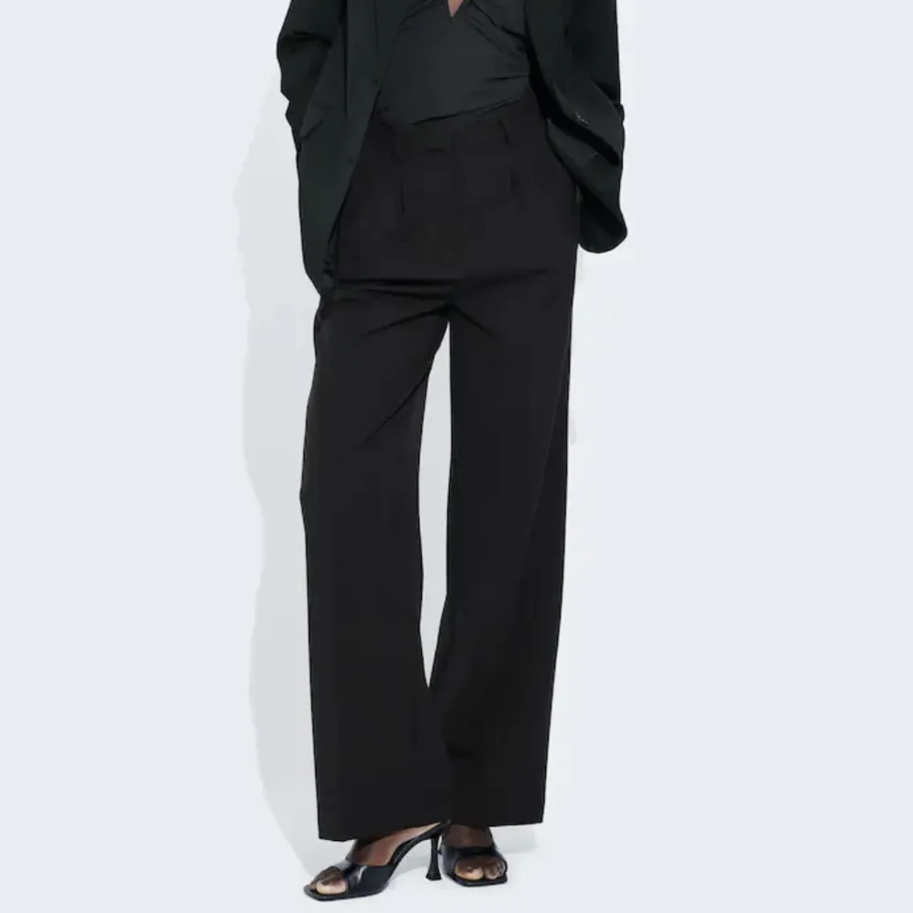 Säljer ett par svarta shiny kostymbyxor från bikbok i strl 34. Använd ca. 2ggr. Köpta för 499kr. Jeans & Byxor.