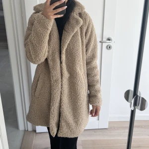 Beige kappa - Beige kappa från Noisy May🤎 Använd en gång. Köpt för 749 säljer för 450kr. 