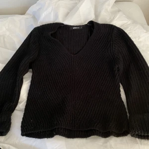 Stickad tröja - Stickad tröja med utsvängda armar från Gina 