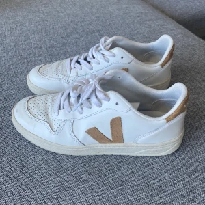 Vejaskor  - Perfekta vår/sommar skorna! Vita Veja skor med gula detaljer. 