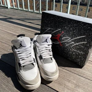 Jordan 4 military black - Ett par jordan 4s som jag köpte för ca 1 år sen på sns. Har använt dem en del men de är ändå väldigt fint skick. Boxen ingår och finns äkthestbevis (orderbekräftelse)