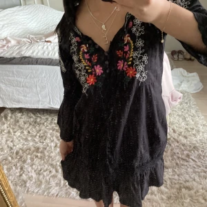Svart känning med mönster  - Säljer en svart känning med jättefina broderier💛💛