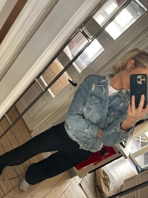 Jeansjacka  - Fin jeansjacka från zara. Storlek M men passar S eller XS också beroende på hur man vill att den ska sitta. 