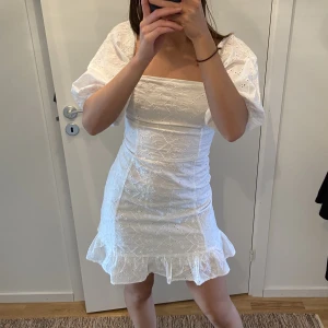 Vit klänning - Säljer denna fina klänning från bikbok, går både att ha on/off shoulder.🫶🏻Köpt här på Plick och säljer eftersom den inte riktigt är min stil. Använd 1 gång av tjejen jag köpte den av och endast provad av mig!