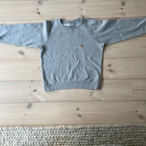 Maison kitsuné sweatshirt - Säljer nu min gråa Maison kitsuné sweatshirt pågrund av att den är för liten. Priset kan diskuteras 