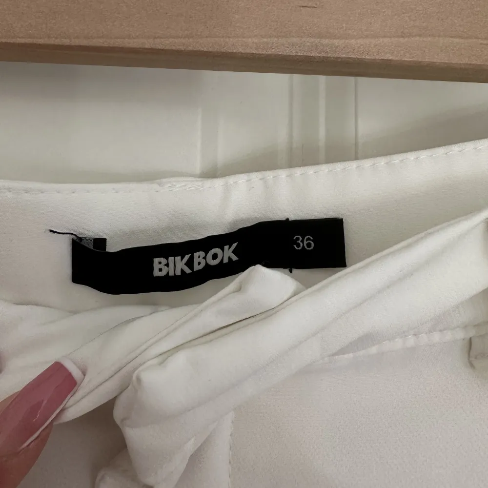 Vita kostymbyxor från bikbok aldrig använda endast testade!. Jeans & Byxor.