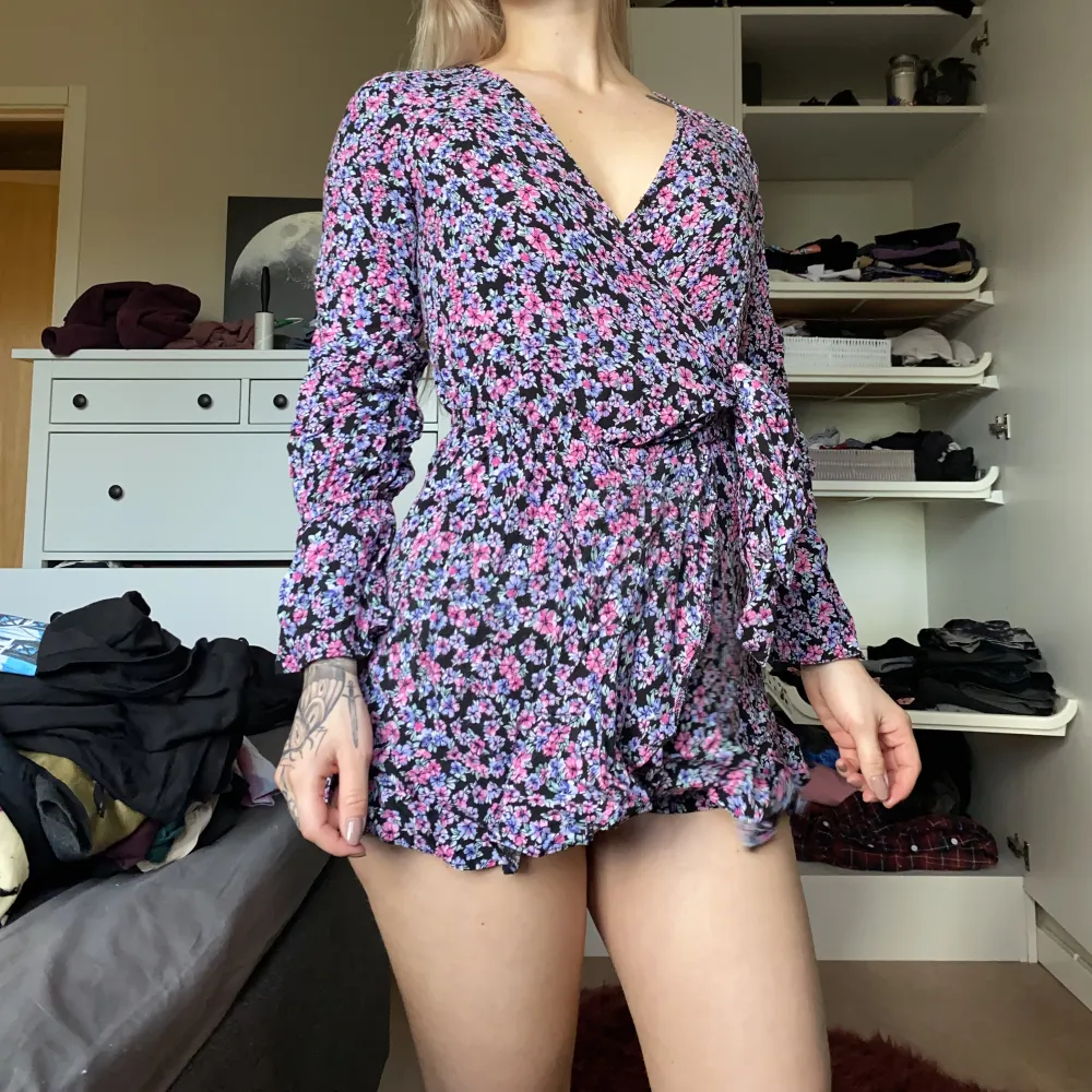 Blommig verkligen superfint playsuit köpt från New yorker och använd en gång. Hade gärna behållt den men har vuxit ur den. Passar XS eller S om du inte har så breda höfter/stor rumpa. ☺️. Klänningar.