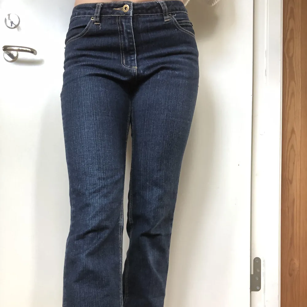 Mörkblå jeans. Jag är en 174. Mått: Insida lår, 76 cm Midja, 40 cm. Jeans & Byxor.