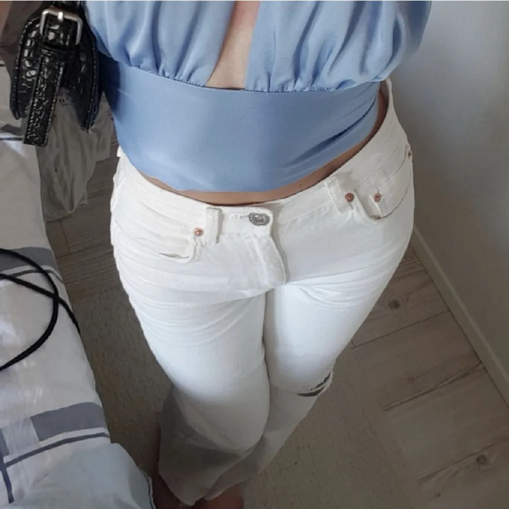 Säljer mina vita jeans från Pull & Bear. Storlek 36 och ganska långa☺️ Dom är i nyskick, inte mina bilder men exakt samma jeans!. Jeans & Byxor.