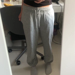 Mjukisbyxor - Säljer ett par grå mjukisbyxor från H&M i strl. XS. De är köpt för ganska länge sedan, så de är slutsålda på hemsidan. En metallgrej på snöret har gått av men det går lätt att fixa med lim (tredje bilden). Köparen står för frakten😇